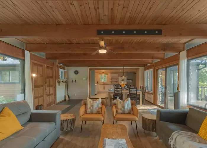 Riverfront Getaway With Hot Tub And Scenic Views Mont-Tremblant