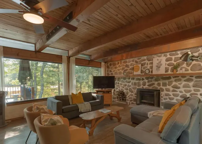 Riverfront Getaway With Hot Tub And Scenic Views Mont-Tremblant