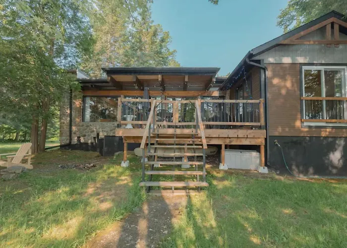 Riverfront Getaway With Hot Tub And Scenic Views Mont-Tremblant