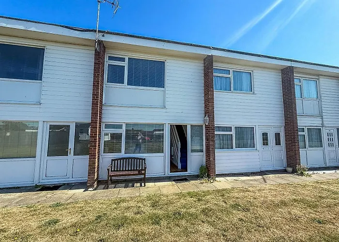 Lovely Chalet To Hire In Scratby Nearby The Beach In Norfolk Ref 76165B