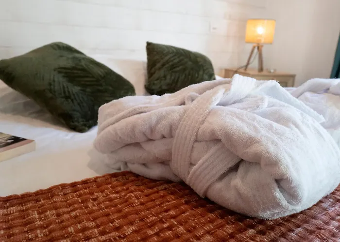 spa privatif intérieur du chalet -la truffe- le bois de la pause- Saint-Cybranet