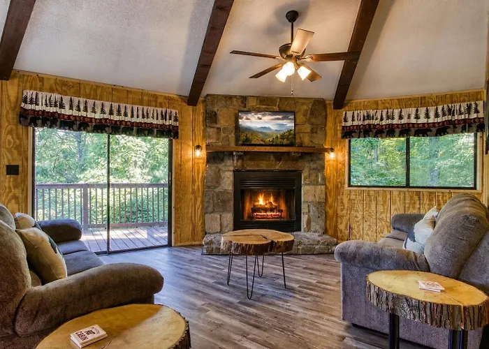 Three Bears Den, Hot Tub, Pool Table, Pool Access, 560 Free Tickets Each Paid Day Villa Gatlinburg